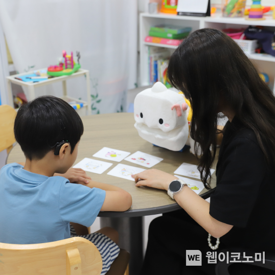 소리친구 예티를 활용해 언어 재활을 하는 모습 (출처: 사랑의달팽이)