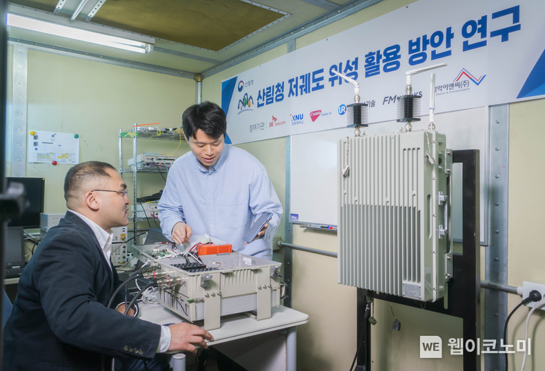 SK텔레콤은 산림청 국책과제에 참여해 위성과 소형 기지국을 결합한 긴급통신 기술을 개발한다고 2일 밝혔다. 사진은 SK텔레콤 연구원들이 위성 기반 무선 백홀에 자사의 소형 기지국을 결합하는 연구를 진행하는 모습 / 2024.04.03 (출처: SK텔레콤)