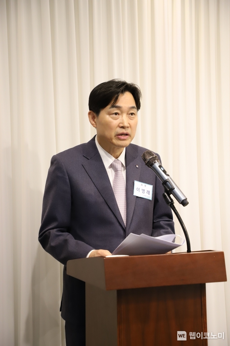  손해보험협회 이병래 회장이 3일 취임 100일 기념 기자간담회를 열어 업무추진 방향을 발표하고 있다. / 2024.04.03 (출처: 손해보험협회)