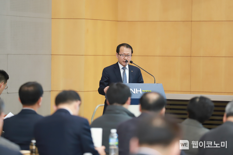여영현 농협 상호금융대표이사가 지난달 28일 서울시 중구 농협중앙회 대강당에서 열린 중부권 사업추진방향교육에서 참석자의 질의에 답하고 있다. / 2024.04.05 (출처: 농협)