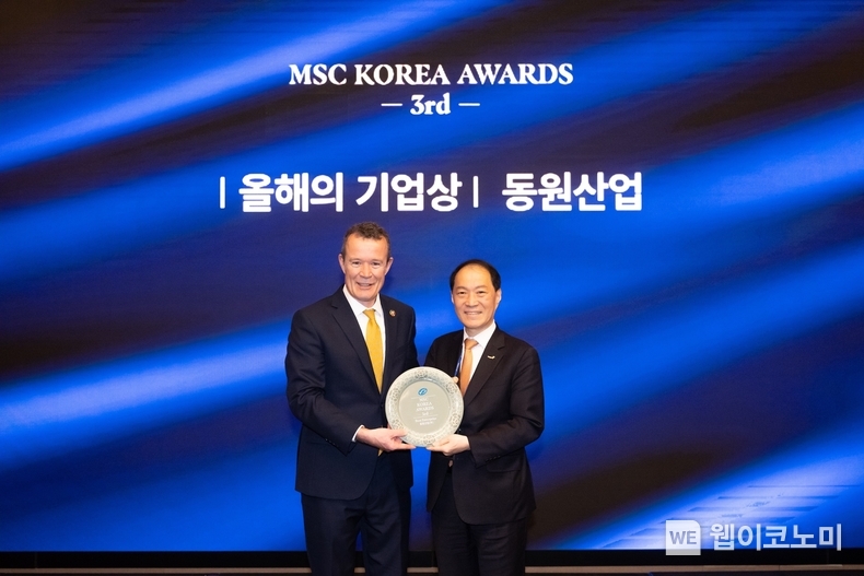 3일 서울 여의도 콘래드 호텔에서 진행된 제3회 MSC코리아 어워즈에서 민은홍 동원산업 대표(오른쪽)가 루퍼트 호우스 MSC 글로벌 CEO(왼쪽)로부터 ‘올해의 기업상’을 수상하고 있다. / 2024.04.05 (출처: 동원산업)