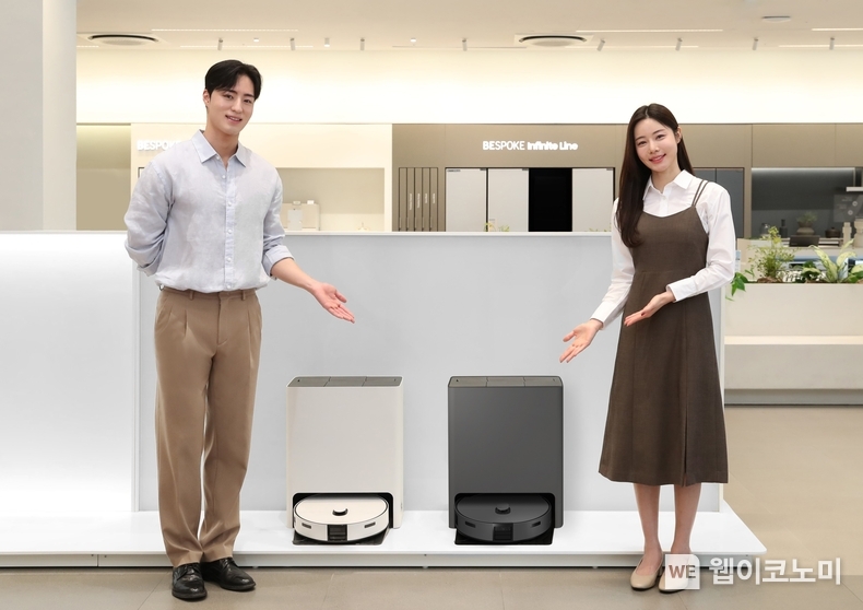 삼성전자 모델이 서울 강남구 논현동에 위치한 삼성스토어 청담점에서 3일 출시된 '비스포크 AI 스팀'을 소개하고 있다. / 2024.04.05 (출처: 삼성전자)