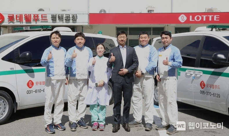 롯데웰푸드 이창엽 대표이사(사진 좌측에서 네번째)와 임직원들 / 2024.04.05 (출처: 롯데웰푸드)