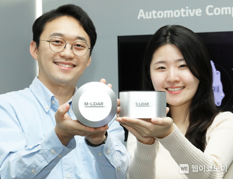 LG이노텍 임직원들이 ADAS용 센싱 핵심 부품인 ‘고성능 라이다(LiDAR)’를 선보이고 있다. / 2024.04.07 (출처: LG이노텍)