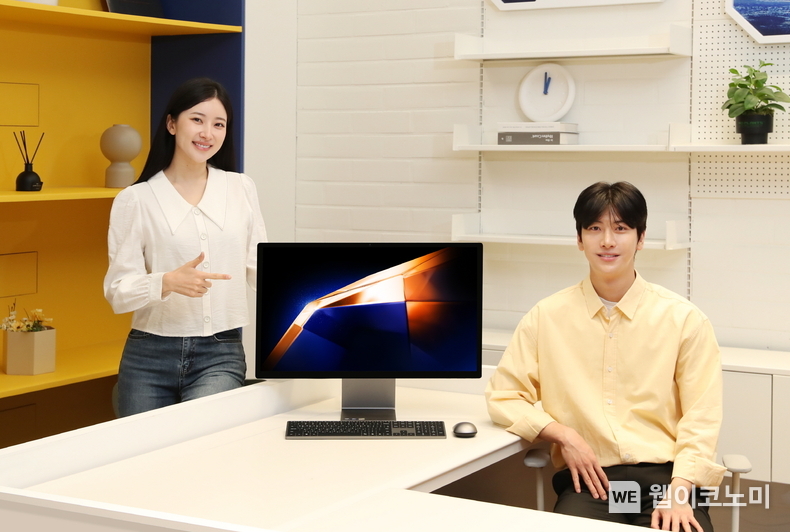 삼성전자 모델이 디자인부터 갤럭시 AI 연결 경험까지 전면 업그레이드된 ‘삼성 올인원 Pro’를 소개하고 있다. / 2024.04.07 (출처: 삼성전자)