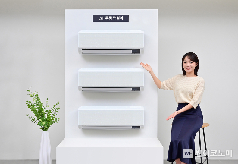삼성전자 모델이 삼성스토어 청담점에서 '2024년 에너지효율개선사업 냉방 지원기기 보급사업자 선정' 공급 모델인 'AI 무풍 벽걸이'를 소개하는 모습 / 2024.04.08 (출처: 삼성전자)