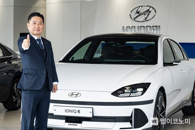 현대차 김창 영업부장, 판매 명예 제도 최고 영예인 ‘판매거장’ 올라 현대자동차는 아산탕정지점의 김창 영업부장이 현대차 판매 명예 제도의 최고 영예인 ‘판매거장’에 선정됐다고 8일 밝혔다. (사진) ‘판매거장’에 선정된 현대자동차 아산탕정지점 김창 영업부장이 아이오닉 6 앞에서 포즈를 취하고 있다. / 2024,04.08 (출처: 현대차·기아)