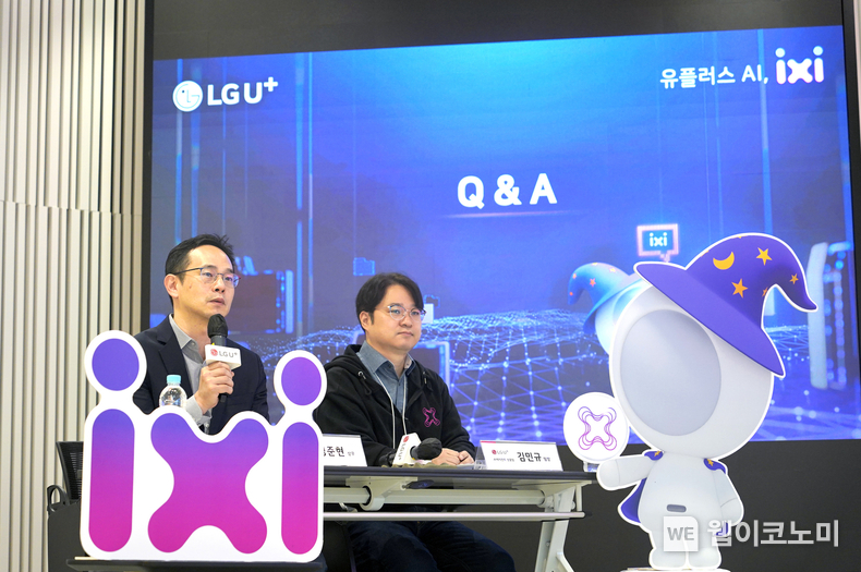  8일 오전 진행된 AI 테크브리핑에서 성준현 LG유플러스 AI·데이터프로덕트 담당(상무, 왼쪽)와 김민규 AI Agent상품팀장이 질문에 답하고 있는 모습. / 2024.04.08 (출처: LG유플러스) 
