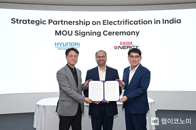 현대차∙기아-Exide Energy 전기차 배터리 현지화를 위한 업무협약 체결. 현대차∙기아는 남양연구소(경기도 화성시 소재)에서 엑사이드 에너지(Exide Energy)와 인도 전용 EV 차량의 배터리셀 현지화를 위한 전략적 업무협약을 체결했다고 8일(월) 밝혔다. 이번 협약에 따라 인도에서 양산 예정인 인도 전용 EV는 자국 생산 배터리가 탑재되는 최초의 전기차가 될 전망이다. (사진) 업무협약 체결 후 기념사진을 찍는 모습(좌측부터 현대차∙기아 전동화부품구매사업부 정덕교 상무, 엑사이드 에너지 CEO 만다르 브이 데오, 현대차∙기아 R&D본부장 양희원 사장) / 2024.04.09 (출처: 현대차∙기아)