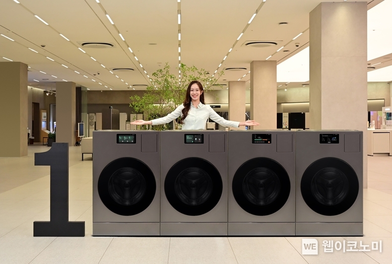 삼성전자 모델이 삼성스토어 대치점에서 국내 누적 판매량 1만대를 돌파한 '비스포크 AI 콤보'를 소개하는 모습 / 2024.04.11 (출처: 삼성전자)