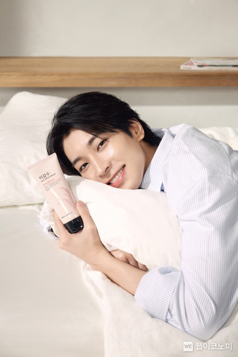 LG생활건강은 클린뷰티 브랜드 '더페이스샵'의 모델로 그룹 세븐틴 멤버 원우를 발탁했다. / 2024.04.11 (출처: LG생활건강)