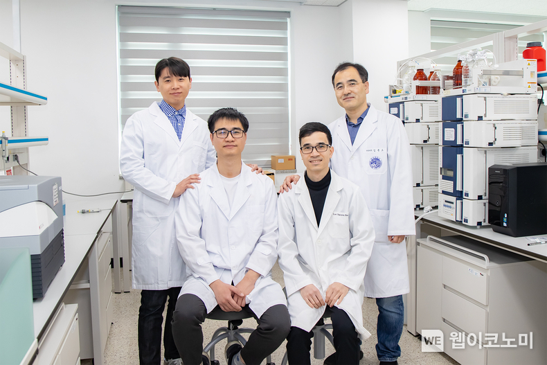 영남대학교 약학부 김종오·김정환 교수 연구팀(왼쪽부터 김정환 교수, 레응옥두이(Le Ngoc Duy, ACS Nano 제1저자), 응웬바오록(Nguyen Bao Loc, Nano Today 제1저자) 학생, 김종오 교수) / 2024.04.11 (출처: 영남대학교)