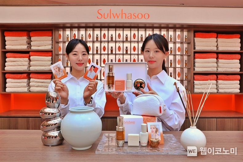 롯데백화점 본점 지하 1층 코스모너지 광장에서 진행 중인 설화수 '인삼장' 팝업 매장에서 모델이 상품을 들고 있다. / 2024.04.14 (출처: 롯데백화점) 