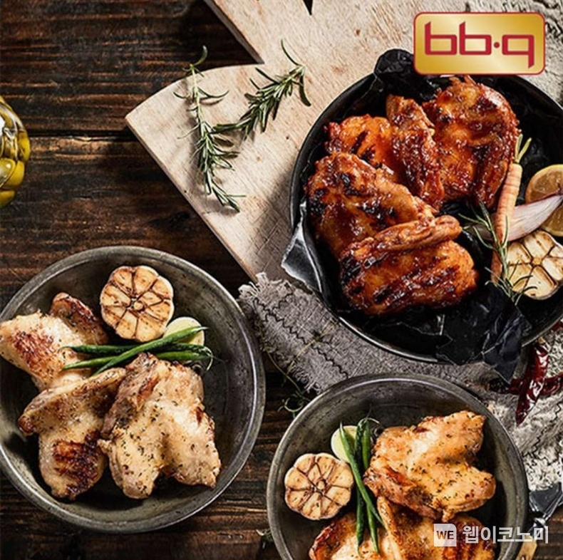 BBQ가 15일 CJ온스타일 홈쇼핑 방송을 통해 새로운 맛이 포함된 인기 HMR(Home Meal Replacement) 제품 'BBQ 통살 닭다리구이' 3종 세트 / 2024.04.15 (출처: BBQ)