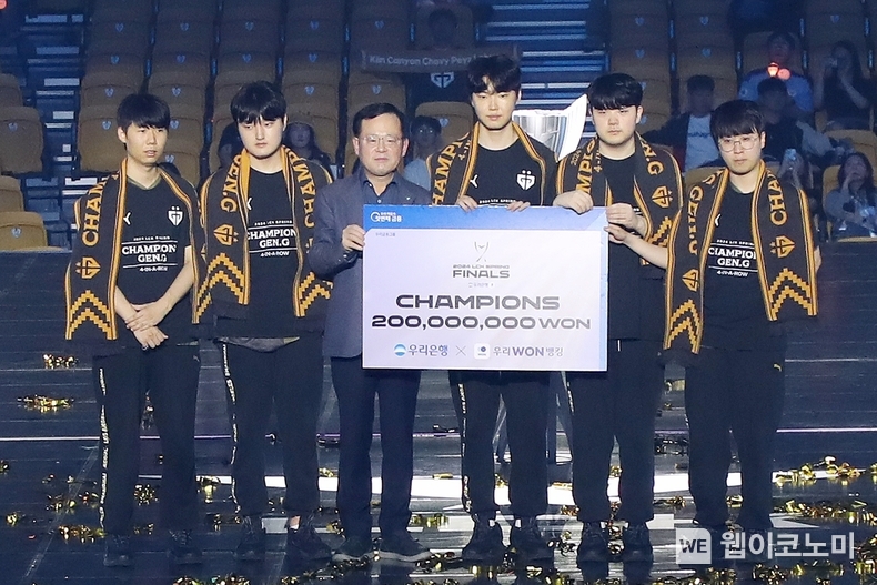 지난 14일 서울 올림픽공원 KSPO DOME에서 열린 ‘2024 LCK 스프링 스플릿’ 결승전에서 우리은행 조병규 은행장(왼쪽 세번째)이 우승팀 젠지에 시상을 하고 함께 기념사진을 촬영하고 있다. / 2024.04.15 (출처: 우리은행)