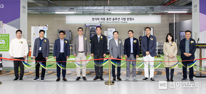 지난 11일, ‘전기차 자동 충전 솔루션 시범운영소’ 개소식의 테이프 커팅식에 앞서 두산로보틱스 류정훈 대표(왼쪽 일곱 째), LG전자 장익환 BS사업본부장(왼쪽 여섯 째)을 비롯한 참석자들이 기념사진을 촬영하고 있다. / 2024.04.16 (출처: 두산로보틱스)