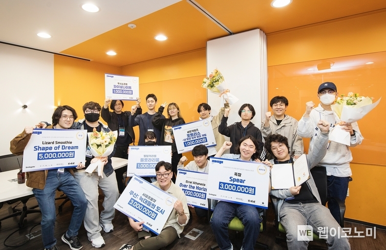 4월 15일 스마일게이트 퓨처랩(신촌)에서 열린 ‘인디고 2024’ 시상식에서 수상팀들이 사진을 찍고 있는 모습. 인디고 2024 시상식에는 40여 명의 인디게임 창작자들이 참가했다. / 2024.04.16 (출처: 스마일게이트)