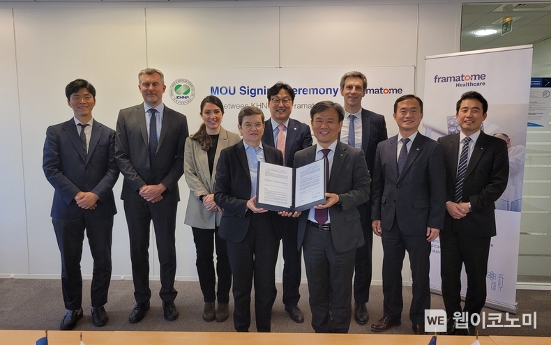 한수원이 17일(현지시간) 佛 프라마톰과 암치료용 동위원소 생산 협력 업무협약을 맺었다 (앞줄 왼쪽 catherine cornand 프라마톰 가동원전 사업본부장, 오른쪽 장희승 한수원 품질기술본부장) / 2024.04.18 (출처: 한국수력원자력)
