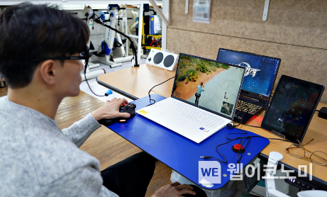 장애인 게임 보조기기 활용 이미지 / 2024.04.19 (출처: 카카오게임즈)