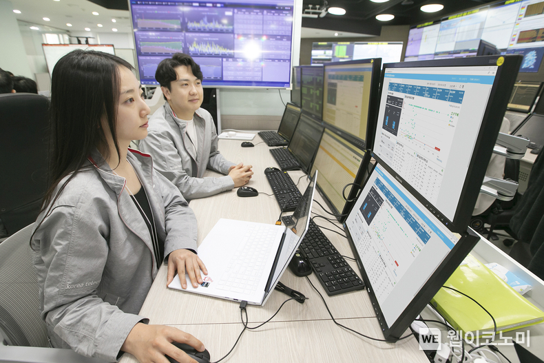 KT 네트워크 전문가가 과천 네트워크관제센터에서 AI TEMS가 적용된 통신실의 에너지 절감 상황을 원격으로 점검하고 있다. / 2024.04.19 (출처: KT)