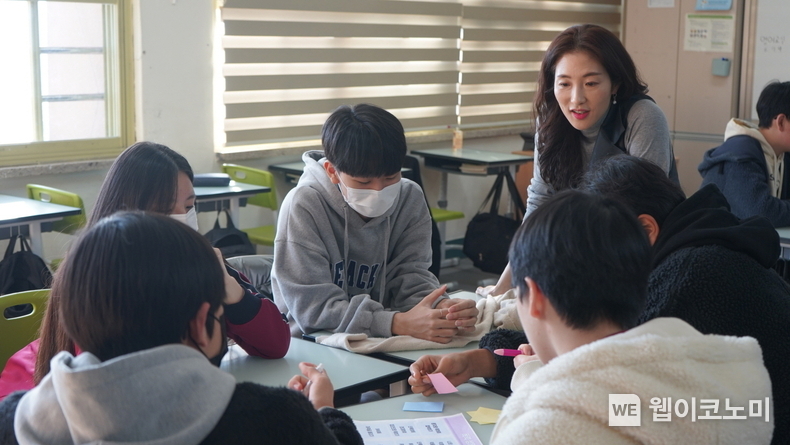 LG생활건강의 '학교야 웃자!' 프로그램 수업 장면 / 2024.04.19 (출처: LG생활건강)