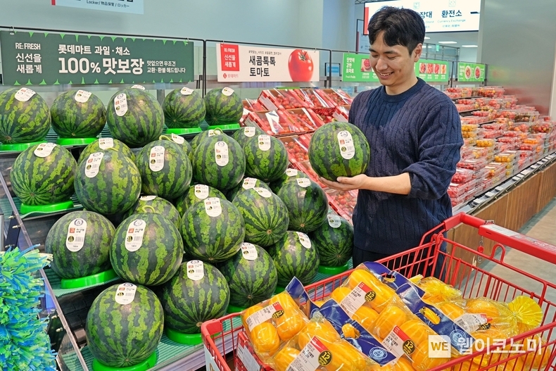 롯데마트 제타플렉스 서울역점 과일 매장에서 AI 선별 수박과 참외를 구매하고 있는 모습 / 2024.04.23 (출처: 롯데쇼핑)