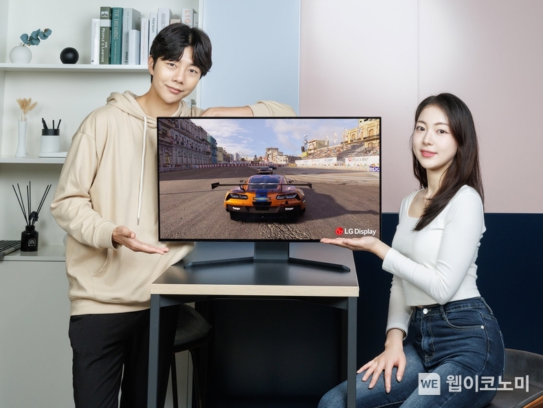 LG디스플레이 모델이 '31.5인치 게이밍 OLED 패널'을 소개하고 있다.