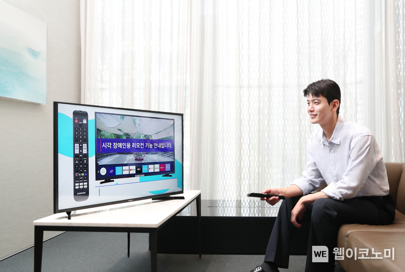 삼성전자 모델이 삼성스토어 대치점에서 '시각·청각 장애인용 TV 보급사업' 공급 모델인 '40형 풀HD 스마트 TV'를 소개하는 있다. / 2024.04.23 (출처: 삼성전자)