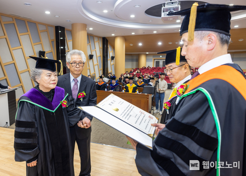 경상국립대학교(GNU)는 4월 23일 오전 11시 가좌캠퍼스 BNIT R&D센터 2층 대회의실에서 ‘(재)경상국립대학교 김순금 장학재단’의 김순금(72) 이사장에게 명예법학박사 학위를 수여했다. / 2024.04.23 (출처: 경상국립대)