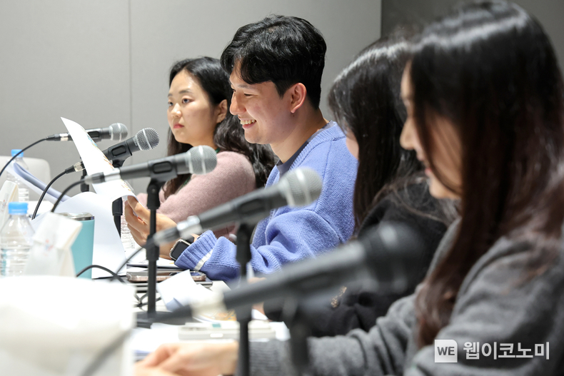 HD현대 MZ봉사단이 동화책을 직접 낭독하는 목소리 기부 봉사활동에 참여하고 있다. / 2024.04.23 (출처: HD현대)