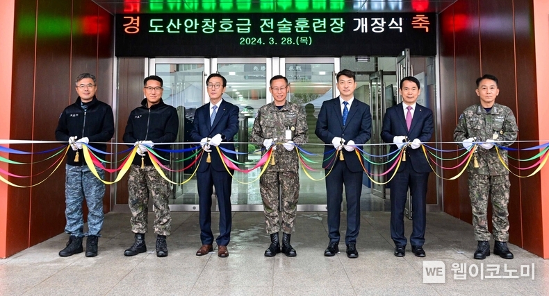 지난달 28일 열린 도산안창호급 전술훈련장 개장식. 왼쪽에서 세 번째 박도현 한화시스템 지휘통제사업부문 사업대표, 네 번째 강정호 해군 잠수함사령부 소장(잠수함사령관) / 2024.04.23 (출처: 한화시스템)