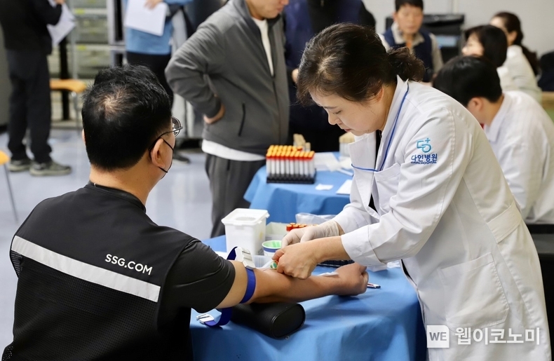 SSG닷컴 배송기사가 출장 검진을 받는 모습 / 2024.04.23 (출처: SSG닷컴)