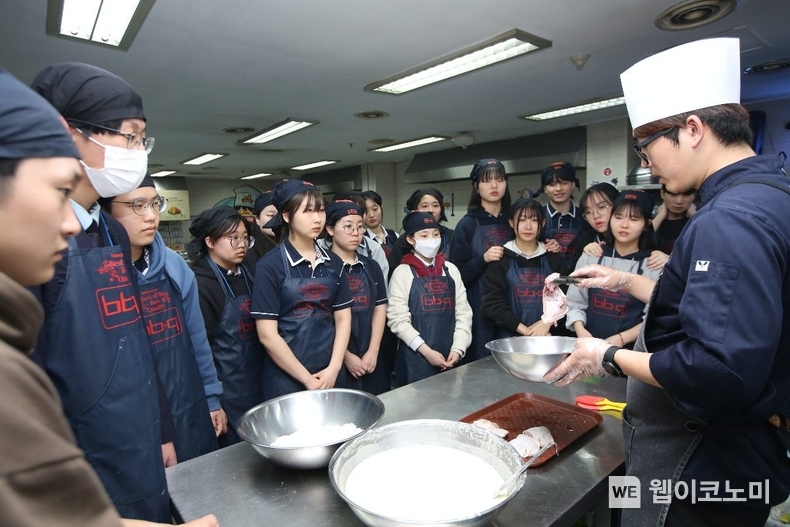 직업체험을 위해 BBQ 치킨대학의 '치킨캠프'를 참여한 경기도 소재의 고등학교 학생들이 BBQ 황금올리브 치킨 만드는 방법을 배우고 있다. / 2024.04.24 (출처: BBQ)