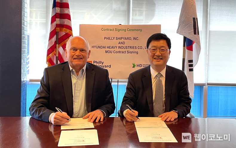 HD현대중공업이 최근 미국 펜실베이니아 소재 필리조선소(Philly Shipyard)와 미 정부가 발주하는 함정과 관공선에 대한 신조 및 유지보수(MRO) 사업 업무협약(MOU)을 체결했다. (사진 오른쪽부터 HD현대중공업 주원호 특수선사업대표, 필리조선소 슈타이너 네르보빅(Steinar Nerbovik) 대표) / 2024.04.24 (출처: HD현대중공업)