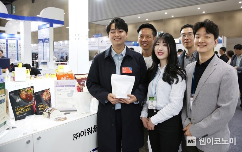 23일 일산 킨텍스에서 열린 ‘2024 대한민국 패키징 대전’에서 아워홈 Packaging팀 팀원들이 출품작 앞에서 기념 촬영을 하고 있다. / 2024.04.24 (출처: 아워홈)