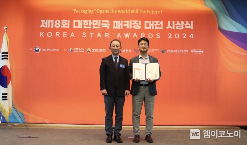 (왼쪽부터)산업통상자원부 박동일 제조산업정책관, 롯데칠성음료 이성식 품질혁신팀장 / 2024.04.24 (출처: 롯데칠성음료)