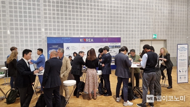 KOTRA(사장 유정열)는 포항시(시장 이강덕)와 함께 이달 22일부터 이틀간 스위스 바젤에서 열린 ‘스위스 바이오텍데이 2024(Swiss Biotech Day 2024, 이하 SBD 2024)’에 참가해 한국관을 운영하고, 파트너링 상담회와 협력포럼을 개최했다. 한국기업들이 SBD 2024 한국관에서 현지기업과 미팅을 하는 모습. / 2024.04.24 (출처: KOTRA)