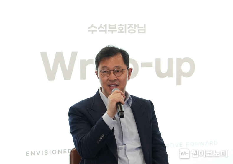 최재원 SK온 수석부회장이 24일 오후 서울 종로구 관훈동 SK온 관훈사옥에서 개최된 ‘정해진 미래, 앞으로 나아가는 우리’ 타운홀 미팅을 진행하고 있다. / 2024.04.25 (출처: SK온)