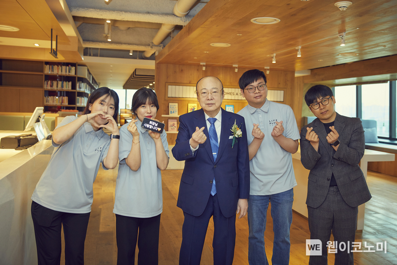 한화그룹 김승연 회장이 사내카페에서 근무중인 청각장애 바리스타 직원의 인사에, 먼저 사진 찍을 것을 제안해 기념촬영을 하고 있다. / 2024.04.26 (출처: 한화생명)