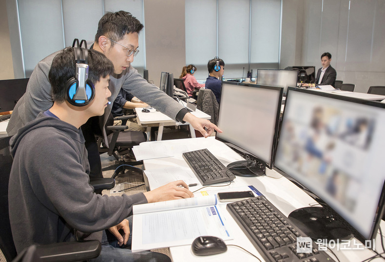 지난 20일 경기도 용인에 위치한 삼성전자 인재개발원에서 삼성전자 감독관들이 응시자들을 대상으로 예비 소집을 진행하고 있는 모습 / 2024.04.28 (출처: 삼성전자) 