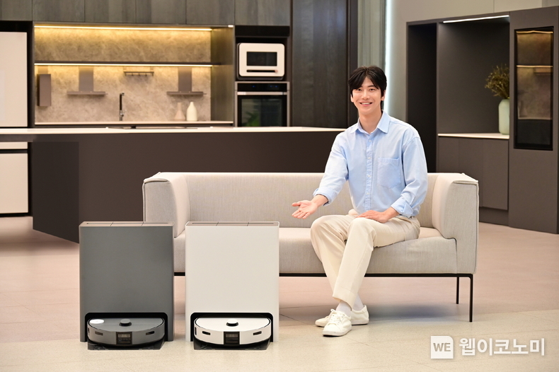 삼성전자 모델이 삼성스토어 대치점에서 국내 누적 판매 1만대를 돌파한 '비스포크 AI 스팀'을 소개하고 있다. / 2024.04.28 (출처: 삼성전자) 