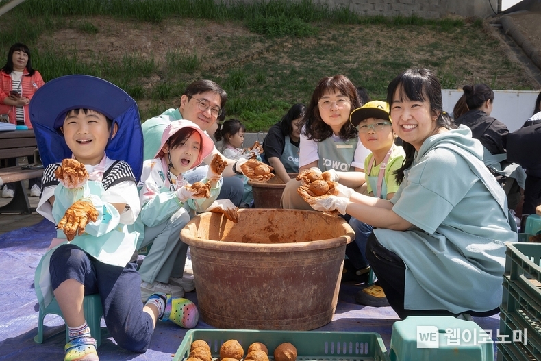  코웨이 임직원 가족 봉사단이 안양천 다목적광장에서 EM흙공을 제작하고 있다. / 2024.04.29 (출처: 코웨이)