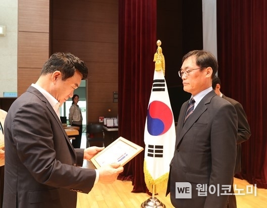박준희 관악구청장(왼쪽)이 더케이저축은행 홍민식 상근감사위원(오른쪽)에게 표창을 수여하고 있다. / 2024.04.30 (출처: 저축은행중앙회)