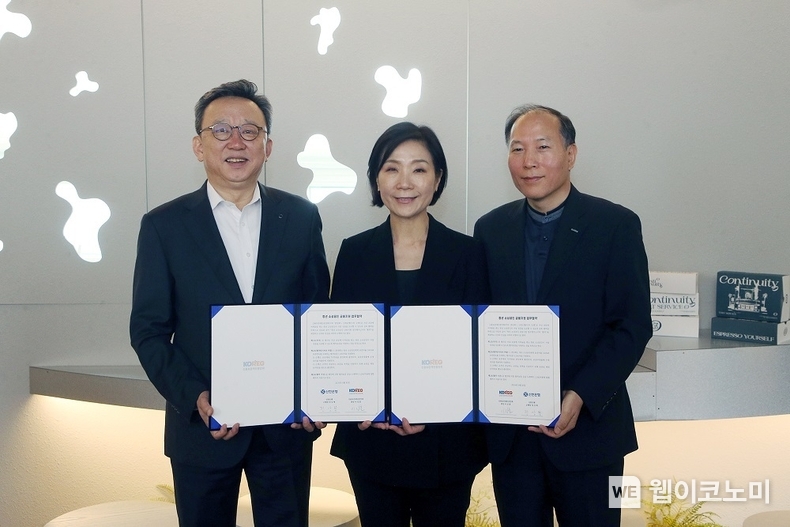 30일 서울시 중구에 위치한 OK빌딩에서 진행된 ‘신용보증재단중앙회 청년 소상공인 보증료지원 업무 협약식’에서 신한은행 정상혁 은행장(왼쪽)과 중소벤처기업부 오영주 장관(가운데), 신용보증재단중앙회 이상훈 회장(오른쪽)이 기념 촬영하는 모습. / 2024.04.30 (출처: 신한은행)