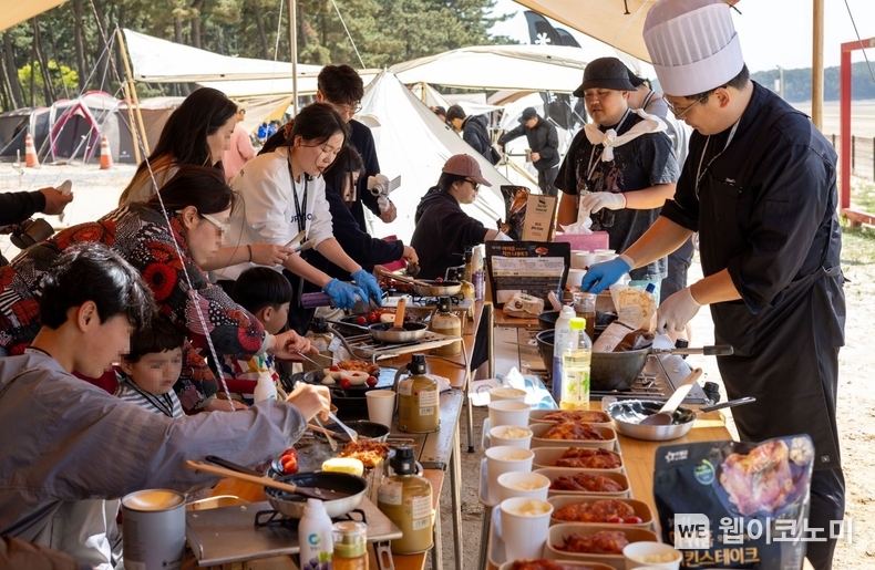 지난 27일 태안 마검포힐링캠핑장에서 열린 캠핑 행사 ‘스노우피크웨이’ 쿠킹클래스 전경 / 2024.05.02 (출처: 아워홈)
