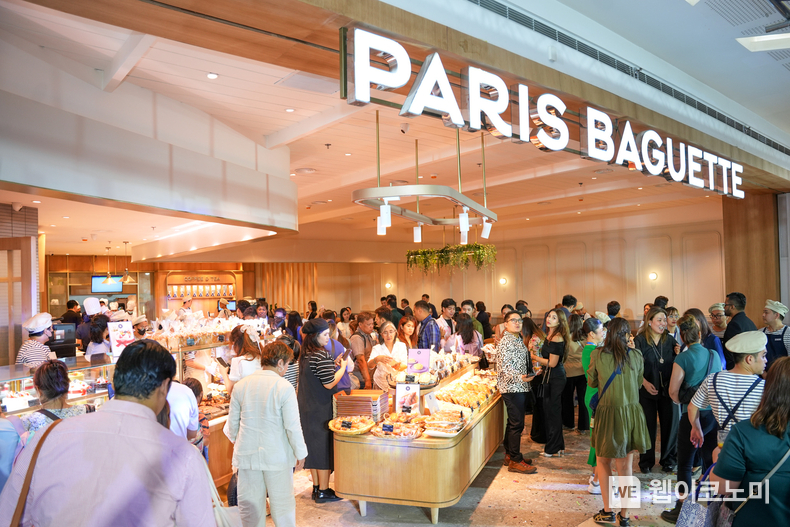 필리핀 마닐라에 문을 연 파리바게뜨 1호점 ‘몰 오브 아시아(Mall of Asia)점’에 현지 소비자들이 몰려든 모습 / 2024.05.02 (출처: 파리크라상)