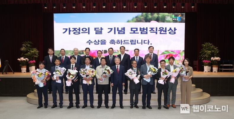 강호동 농협중앙회장(앞줄 왼쪽에서부터 6번째,가운데) 이 농협중앙회 본관에서 가정의 달 기념 모범직원 표창 수상자들과 기념사진을 찍고있다. / 2024.05.03 (출처: 농협)
