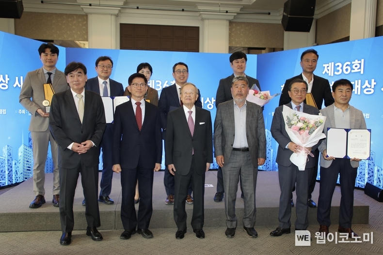 (앞줄 왼쪽부터) 박영범 한성대 경제학과 명예교수(심사위원장), 김문수 경제사회노동위원회 위원장, 손경식 경총 회장, 김동명 한국노총 위원장, 백종훈 금호석유화학 대표이사, 이치훈 금호석유화학 노조위원장 (뒷줄 왼쪽부터) 정태환 현대중공업터보기계 근로자대표, 김동수 현대중공업터보기계 대표이사, 전환희 SK텔레콤 노조위원장, 유영상 SK텔레콤 대표이사, 이용재 금호석유화학 노조위원장, 노태영 금호석유화학 노조위원장 / 2024.05.03 (출처: 한국경영자총협회)