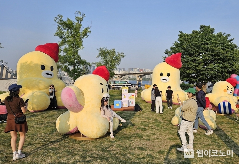  여의도한강공원에서 개최된 야외 도서관 ‘책읽는 한강공원’을 찾은 시민들이 대형 무너 조형물로 구성된 ‘포토존’에서 기념 사진을 촬영하고 있는 모습. / 2024.05.05 (출처: LG유플러스) 