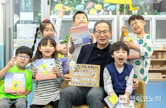 KB금융그룹 양종희 회장(앞줄 왼쪽에서 세번째)이 어린이날을 맞아 KB여의도직장어린이집 어린이들에게 선물을 건네고 함께 기념촬영을 하고 있다. / 2024.05.07 (출처: KB금융그룹)